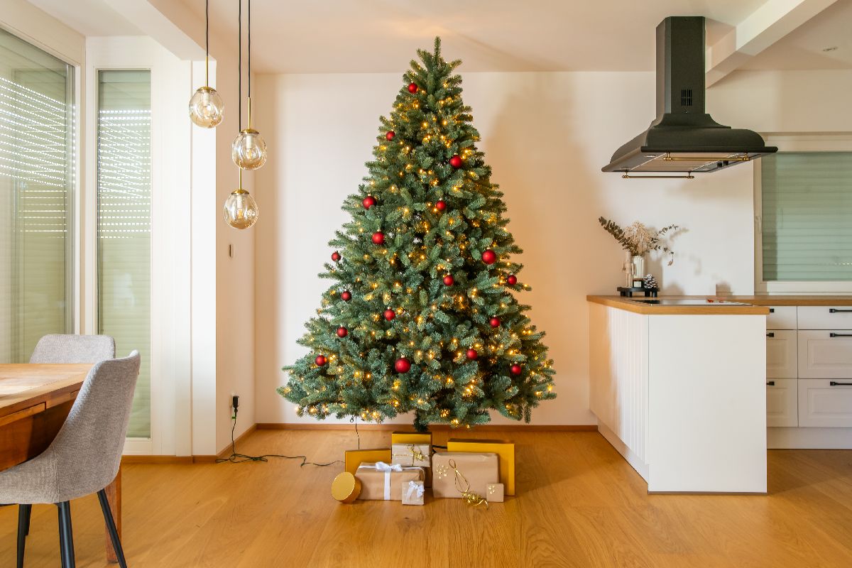 Evergreen Künstlicher Weihnachtsbaum Vermont Fichte | Inkl. LEDs 210