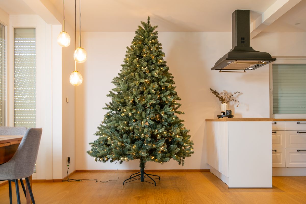 Evergreen Künstlicher Weihnachtsbaum Vermont Fichte | Inkl. LEDs 210