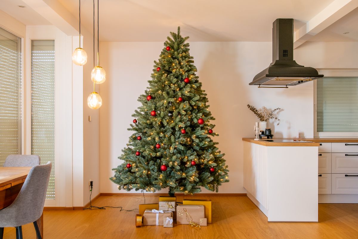 Evergreen Künstlicher Weihnachtsbaum Vermont Fichte | Inkl. LEDs 240